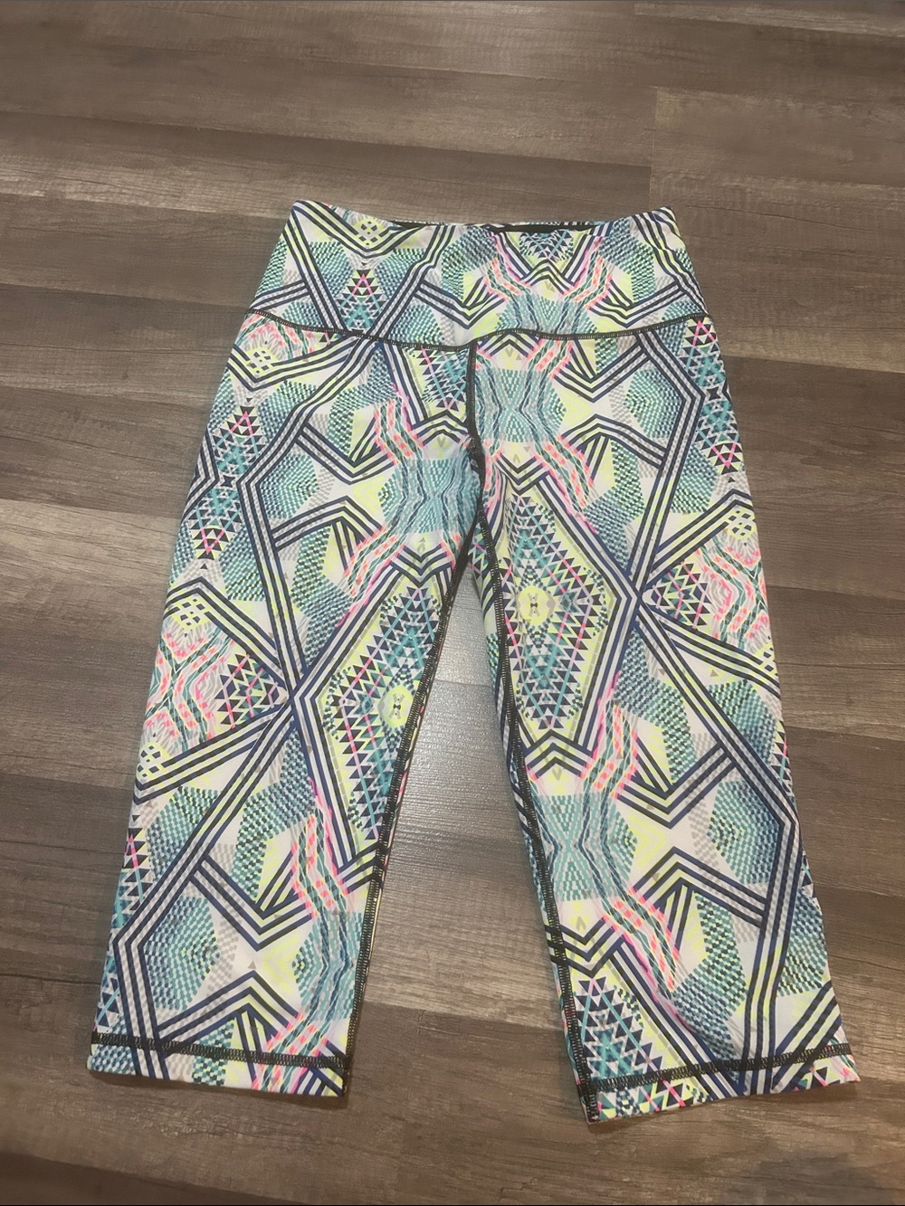 Victoria's Secret Sport Women’s Geometric Capri Leggings Size Medium